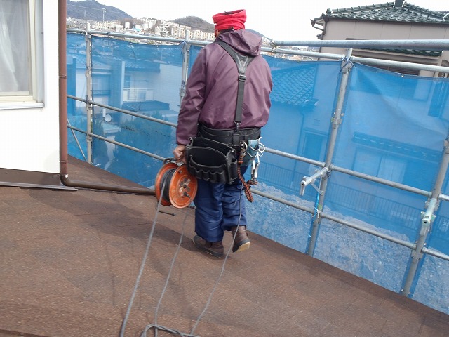 熟練の職人の手が光る屋根カバー